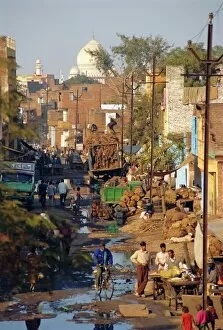 Images Dated 1st August 2008: Slums within a kilometer of the Taj Mahal