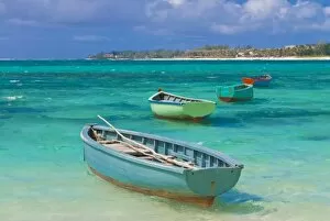 Images Dated 5th September 2007: Small fishing boats in the turquoise sea, Mauritius, Indian Ocean, Africa