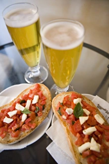 Siena Prints: Snack of beer and bruschetta in cafe