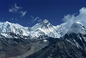 Natural Landmark Gallery: Snow-capped Mount Everest