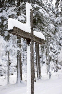 Covering Prints: Snow covered cross, Les Contamines, Haute-Savoie, France, Europe