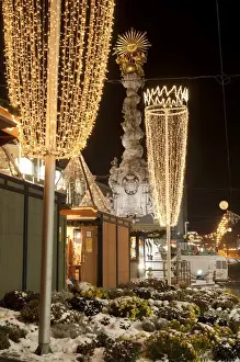 Upper Austria Prints: Snow-covered flowers, Christmas decorations and Baroque Trinity Column