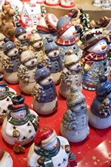 Images Dated 6th January 2000: Snowman figures