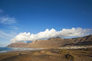 Images Dated 18th November 2005: Spectacular 600m volcanic cliffs of the Risco de Famara rising over Lanzarotes finest beach at
