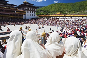 Images Dated 29th September 2009: Spectators watching the Autumn Tsechu (festival) at Trashi Chhoe Dzong