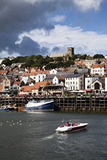 Scarborough Prints: Speedboat entering the Harbour at Scarborough