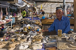 Images Dated 27th August 2009: Spices for sale at market stand, Osh, Kyrgyzstan, Central Asia, Asia