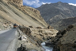 Lorries Prints: Srinagar-Leh road in Yapola Gorge