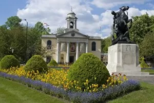 Images Dated 29th April 2009: St. Johns Wood church and statue of George and the Dragon, St. Johns Wood