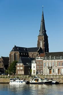 Images Dated 18th July 2010: St. Maartenskerk (St. Martin Church) on the River Ms, Mstricht, Limburg
