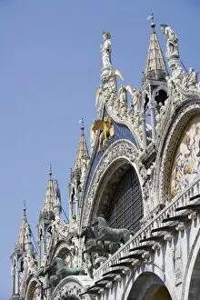 Images Dated 26th July 2005: St. Mark and Angels on the facade of Basilica di San Marco (St. Mark s), St