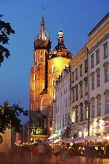 Images Dated 2nd August 2009: St. Marys Church in Main Market Square (Rynek Glowny) at dusk, UNESCO World Heritage Site