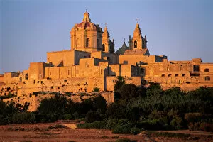 Images Dated 8th December 2011: St. Pauls Cathedral and city walls, Mdina, Malta, Mediterranean, Europe