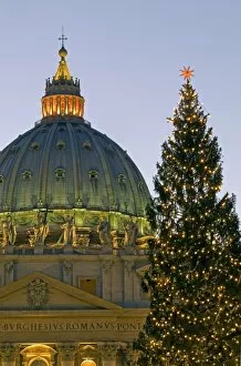 Images Dated 11th January 2000: St. Peters Basilica at Christmas time