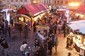 Images Dated 17th December 2009: Stalls and people at Christmas Market at dusk, Old Town Square, Stare Mesto, Prague, Czech Republic