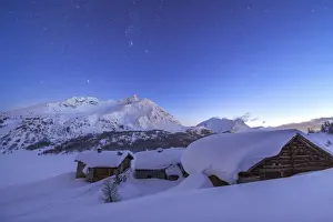 Excess Prints: A starry night covering the Spluga huts submerged in snow near the Maloja Pass