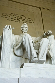 Images Dated 4th January 2000: Statue of Abraham Lincoln in the Lincoln Memorial, Washington D