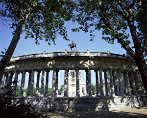 Images Dated 9th January 2000: Statue of Alfonso XII