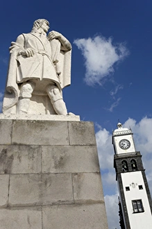 Images Dated 17th October 2006: Statue in front of The Three Arches, Ponta Delgada, Sao Miguel Island, Azores
