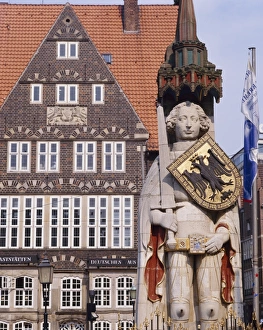 Statue and architecture of the main square, Bremen, Germany