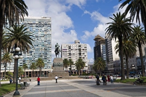 Images Dated 10th March 2009: Statue of Artigas, Plaza Independencia (Independence Square), Montevideo