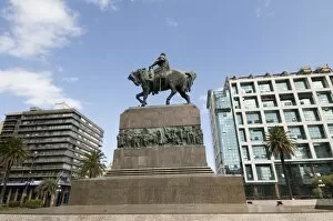 Images Dated 10th March 2009: Statue of Artigas, Plaza Independencia (Independence Square), Montevideo