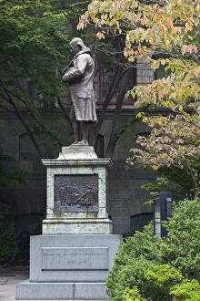 Images Dated 12th October 2007: Statue of Ben Franklin, Old City Hall, Freedom Trail, Boston, Massachusetts
