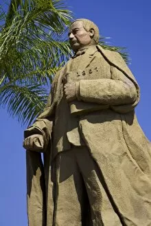 Images Dated 27th November 2009: Statue of Benito Juarez on the Malecon, Acapulco City, State of Guerrero