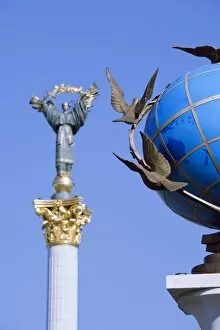 Images Dated 10th June 2009: Statue of a blue globe with doves of peace and symbol of Kiev statue, Maidan Nezalezhnosti