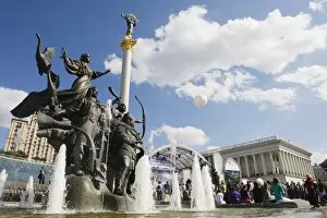 Images Dated 6th June 2009: Statue of the brothers and sister who founded Kiev, Maidan Nezalezhnosti