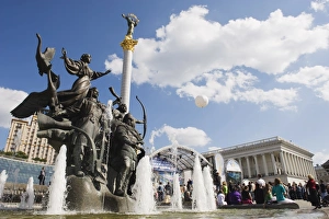 Images Dated 6th June 2009: Statue of the brothers and sister who founded Kiev, Maidan Nezalezhnosti