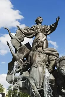 Images Dated 4th June 2009: Statue of the brothers and sister who founded Kiev, Maidan Nezalezhnosti