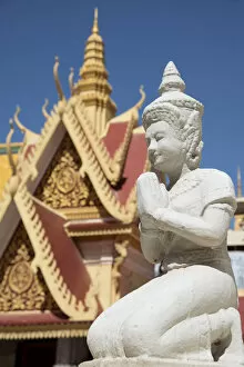 Foreground Focus Gallery: Statue of Buddha at the Royal Palace, Phnom Penh, Cambodia, Indochina, Southeast Asia