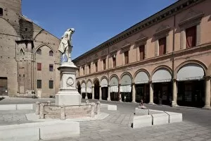 Images Dated 16th August 2011: Statue and cathedral, Piazza Galvani, Bologna, Emilia Romagna, Italy, Europe