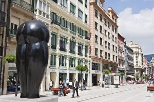 Statue Culis Monumentalibus, by artist Eduardo Urculo, Pelayo Street, Oviedo