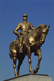 Images Dated 26th November 2007: Statue of General Aung San, Pyay (Prome), Myanmar (Burma), Asia