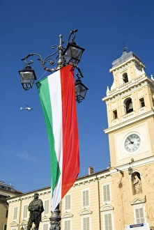 Images Dated 3rd November 2007: Statue of Giuseppe Garibaldi, Garibaldi Square, Parma, Emilia Romagna, Italy, Europe