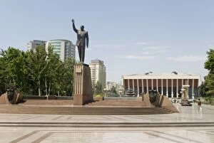 Images Dated 18th June 2008: Statue of Heydar Aliyev in Fizuli Park, in front of the Republican Palace