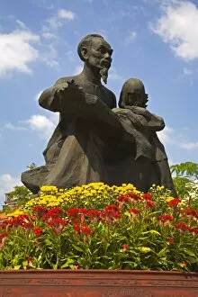 Images Dated 16th December 2007: Statue of Ho Chi Minh, Ho Chi Minh City (Saigon), Vietnam, Indochina, Southeast Asia