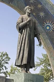 Images Dated 17th August 2009: Statue of Ismail Samani, Dushanbe, Tajikistan, Central Asia