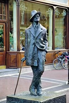 Irish Gallery: Statue of James Joyce
