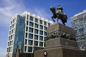 Images Dated 19th December 2009: Statue of Jose Gervasio Artigas in Plaza Independencia, Old City District