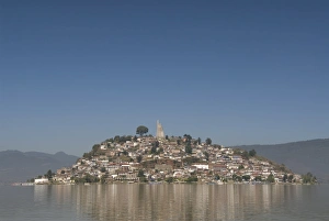 Images Dated 12th November 2008: Statue of Jose Maria Morelos, a revolutionary hero, at top of island, Isla Janitzio