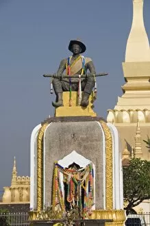Images Dated 9th January 2008: Statue of King Setthathirat, Pha Tat Luang, Vientiane, Laos