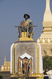 Images Dated 9th January 2008: Statue of King Setthathirat, Pha Tat Luang, Vientiane, Laos