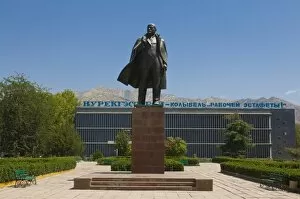 Images Dated 18th August 2009: Statue of Lenin, Nurek, Tajikistan, Central Asia
