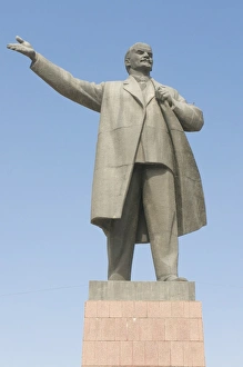 Images Dated 27th August 2009: Statue of Lenin, Osh, Kyrgyzstan, Central Asia, Asia