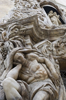 Images Dated 26th June 2007: statue of man