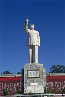 Politics Prints: Statue of Mao Tse Tung, Lijiang, Yunnan Province, China, Asia