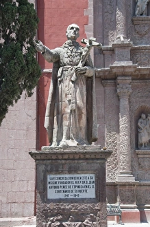 Statue outside the Oratorio de San Felipe Neri, a church in San Miguel de Allende Statue outside the Oratorio de San Felipe Neri, a church in San Miguel de Allende